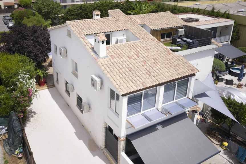 Villa Auralys — vue extérieure avec piscine au coucher du soleil
